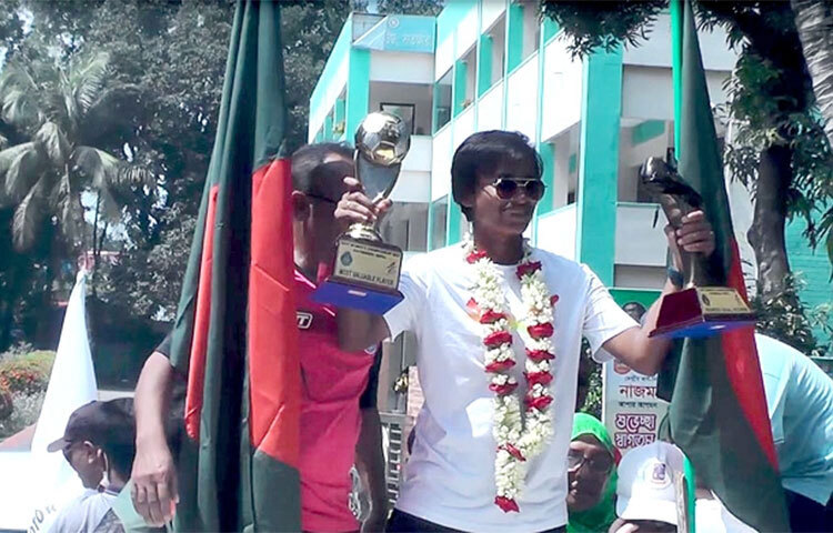 নারী ফুটবল দলের অধিনায়ক সাবিনা খাতুনকে ফুল দিয়ে বরণ করে নেন সাতক্ষীরাবাসী। আজ বেলা ১১টায় সার্কিট হাউজ মোড়ে বিভিন্ন ক্রীড়া সংগঠনের পক্ষ থেকে ফুলেল শুভেচ্ছা দেওয়া হয়। পরে সাতক্ষীরা ক্রীড়া সংস্থার একটি পিকআপে চড়ে গোল্ডেন বুট ও সবচেয়ে গুরুত্বপূর্ণ খেলোয়াড়ের ট্রপি হাতে শহর ঘুরে বেড়ান তিনি। এসময় হাত নেড়ে তাকে বরণ করে নেন জেলাবাসী। ছবি: জাগো নিউজ