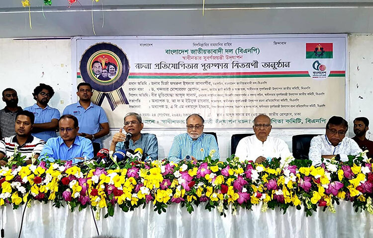 ‘সরকারের অন্যায় আদেশ মানতে গিয়ে র‌্যাবের ওপর নিষেধাজ্ঞা পড়েছে। সাতজন কর্মকর্তার ওপর নিষেধাজ্ঞা রয়েছে। এসব নিয়ে সরকারের কোনো মাথাব্যথা নেই।’ আজ দুপুরে জাতীয় প্রেস ক্লাবে বিএনপি স্বাধীনতার সুবর্ণজয়ন্তী উদযাপন রচনা প্রতিযোগিতার পুরস্কার বিতরণী অনুষ্ঠানে দলটির মহাসচিব মির্জা ফখরুল ইসলাম আলমগীর এসব কথা বলেন। ছবি: মাহবুব আলম