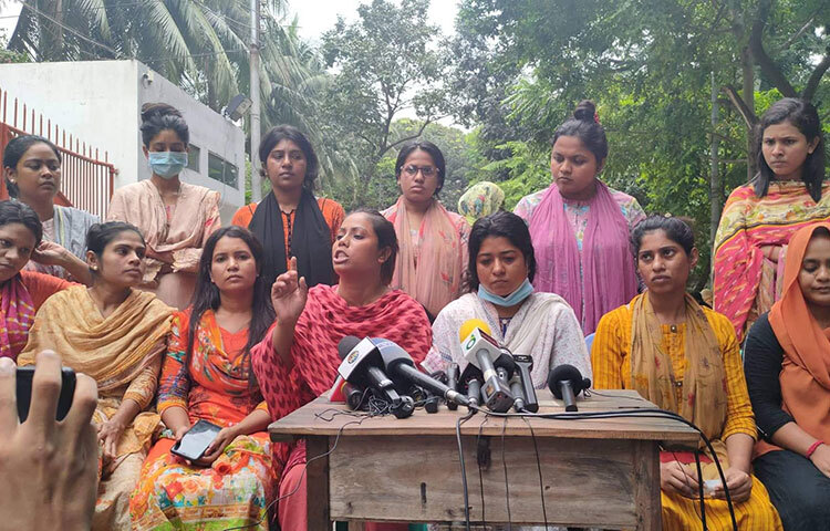 রাজধানীর ইডেন মহিলা কলেজ শাখা ছাত্রলীগের সভাপতি তামান্না জেসমিন রিভা ও সাধারণ সম্পাদক রাজিয়া সুলতানাকে অবাঞ্ছিত ঘোষণা করেছে ছাত্রলীগের একাংশ। আজ দুপুর ১টায় ইডেন কলেজ ক্যাম্পাসে সংবাদ সম্মেলনে এ ঘোষণা দেন ইডেন কলেজ শাখা ছাত্রলীগের সহ-সভাপতি সুস্মিতা বাড়ৈ। ছবি: জাগো নিউজ