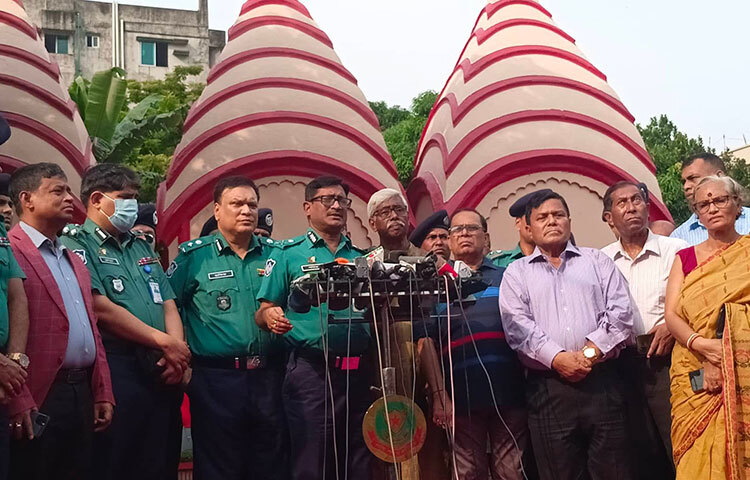আসন্ন দুর্গাপূজা কেন্দ্র করে জঙ্গি হামলার ঝুঁকি রয়েছে বলে জানিয়েছেন ঢাকা মেট্রোপলিটন পুলিশের (ডিএমপি) কমিশনার মো. শফিকুল ইসলাম। আজ রাজধানীর ঢাকেশ্বরী জাতীয় মন্দির পরিদর্শন শেষে তিনি এসব কথা বলেন। ছবি: বিপ্লব দিক্ষিৎ