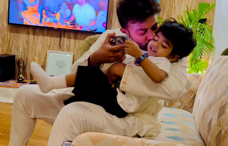 সব কৌতূহল ছাপিয়ে এবার প্রকাশ্যে এলো বুবলীর সন্তান শেহজাদ খান বীর। সন্তানের বাবা ঢালিউড কিং শাকিব খান। সামাজিক যোগাযোগ ও গণমাধ্যমে শাকিব ও বুবলীর সন্তানের ছবি ছড়িয়ে পড়েছে। ছবি: ফেসবুক