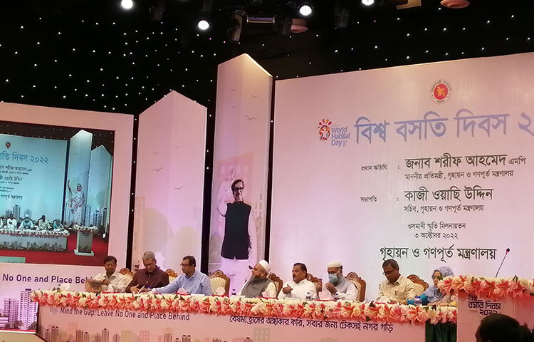 আবাসন খাতের উন্নয়নে জাতীয় ও আন্তর্জাতিক সহযোগিতা প্রয়োজন বলে মন্তব্য করেছেন গৃহায়ন ও গণপূর্ত প্রতিমন্ত্রী শরীফ আহমেদ। আজ ওসমানী স্মৃতি মিলনায়তনে বিশ্ব বসতি দিবস-২০২২ উপলক্ষে গৃহায়ন ও গণপূর্ত মন্ত্রণালয় আয়োজিত সেমিনারে প্রধান অতিথির বক্তব্যে তিনি এ কথা বলেন। ছবি: বিপ্লব দিক্ষিৎ