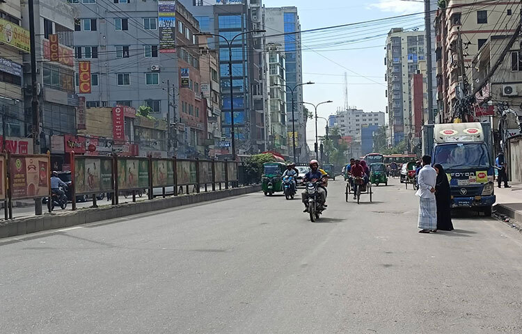 দুর্গাপূজার ছটির কারণে আজ রাজধানীর ব্যস্ততম অনেক রাস্তা ফাঁকা ছিলো। ছবি: বিপ্লব দিক্ষিৎ