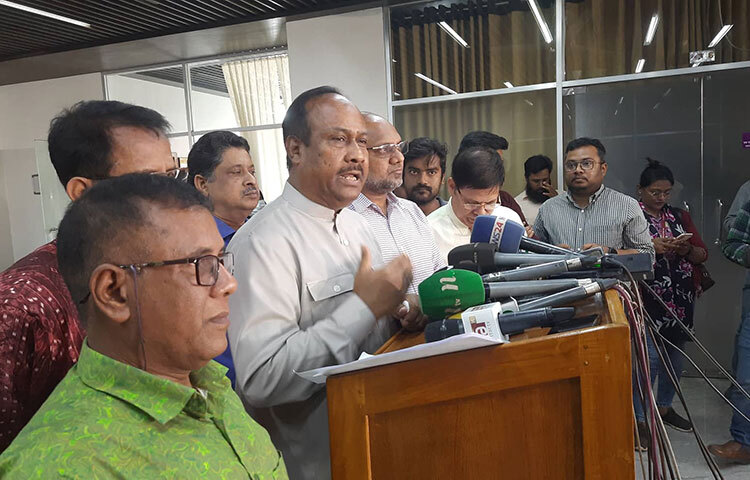 জাতীয় পার্টি এখন কারও দালালির রাজনীতি করে না। নিজস্ব রাজনীতি নিয়ে সামনের দিকে এগিয়ে যাচ্ছে বলে দাবি করেছেন দলটির মহাসচিব মো. মুজিবুল হক চুন্নু। আজ সকালে জাতীয় পার্টির মহাসচিব মো. মুজিবুল হক চুন্নুর নেতৃত্বের একটি প্রতিনিধিদল প্রধান নির্বাচন কমিশনারের (সিইসি) সঙ্গে নির্বাচন কমিশন সচিবালয়ে দেখা করতে যান। ছবি: বিপ্লব দিক্ষিৎ