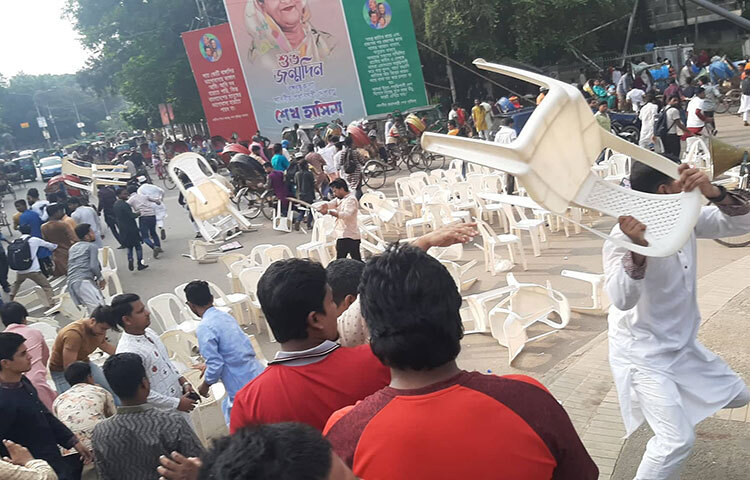 বাংলাদেশ প্রকৌশল বিশ্ববিদ্যালয়ের (বুয়েট) শিক্ষার্থী আবরার ফাহাদ হত্যার তৃতীয় বার্ষিকীতে ঢাকা বিশ্ববিদ্যালয়ে (ঢাবি) সমাবেশের আয়োজন করে বাংলাদেশ ছাত্র অধিকার পরিষদ। সেই সমাবেশে অতর্কিত হামলা চালিয়েছেন ছাত্রলীগের নেতাকর্মীরা। ছবি: জাগো নিউজ