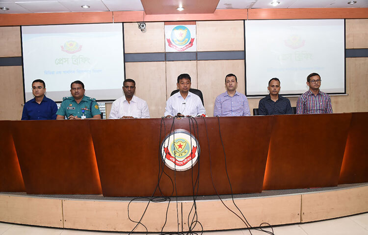 রাজধানীর উত্তরায় বারে অভিযান চালানোর সময় মাদকদ্রব্য নিয়ন্ত্রণ অধিদপ্তরের (ডিএনসি) কোনো কর্মকর্তাকে লাঞ্ছিত করা হয়নি বলে জানিয়েছেন ডিএমপির অতিরিক্ত পুলিশ কমিশনার (গোয়েন্দা) মোহাম্মদ হারুন অর রশীদ। আজ দুপুরে ডিএমপি মিডিয়া সেন্টারে এক সংবাদ সম্মেলনে তিনি এ কথা বলেন। ছবি: বিপ্লব দিক্ষিৎ