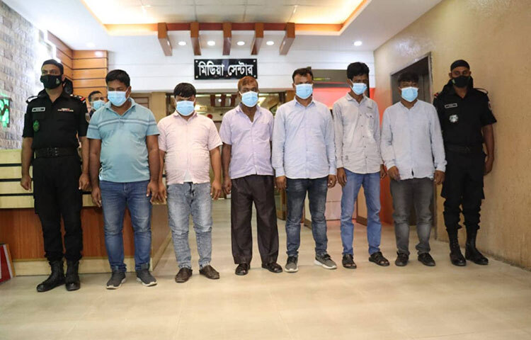 ভূয়া ডিবি পরিচয় দেওয়া একটি চক্র যাত্রাবাড়ী এলাকার বিভিন্ন ব্যাংক থেকে টাকা উত্তোলনকারী ব্যক্তি ও পথচারীদের মিথ্যা মামলা ও ভয়ভীতি দেখিয়ে ডাকাতি করার উদ্দেশ্যে রাজধানীর ধলপুর এলাকায় অবস্থান করছে- এমন সংবাদের ভিত্তিতে আজ রাতে র‌্যাব-১০ এর একটি দল ধলপুর কমিউনিটি সেন্টার এলাকায় অভিযান চালিয়ে তাদের গ্রেফতার করে র‌্যাব-১০। ছবি: জাগো নিউজ