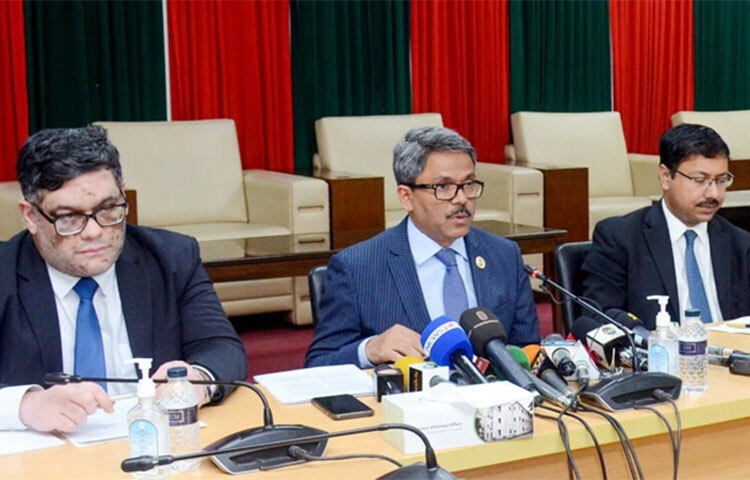 সরকারের ওপর যুক্তরাষ্ট্রের নিষেধাজ্ঞা চেয়ে বিএনপি মহাসচিব মির্জা ফখরুল ইসলাম আলমগীর যে বক্তব্য দিয়েছেন সেটাকে রাষ্ট্রদ্রোহিতার শামিল বলে মন্তব্য করেছেন পররাষ্ট্র প্রতিমন্ত্রী মো. শাহরিয়ার আলম। আজ দুপুরে পররাষ্ট্র মন্ত্রণালয়ে এক সংবাদ সম্মেলনে তিনি এ মন্তব্য করেন। যুক্তরাষ্ট্র সফর শেষে দেশে ফেরা প্রতিমন্ত্রীকে এ সময় বিভিন্ন প্রশ্ন করেন সাংবাদিকরা। সেসবের উত্তর দেন তিনি। ছবি: বিপ্লব দিক্ষিৎ