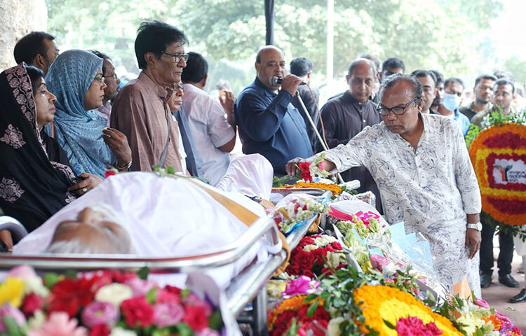অভিনেতা মাসুম আজিজের মরদেহে শ্রদ্ধা জানাতে এসেছিলেন ফজলুর রহমান বাবু। ছবি: মাহবুব আলম