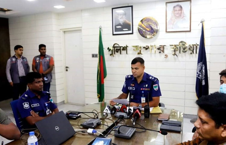 বিদেশে লোক পাঠিয়ে সেখানে আটকে রেখে মুক্তিপণ আদায়ের ঘটনায় সংঘবদ্ধ মানব পাচার চক্রের দুই সদস্যকে গ্রেফতার করেছে পুলিশ। আজ বেলা ১২টার দিকে কুষ্টিয়ার পুলিশ সুপার মো. খাইরুল আলম সংবাদ সম্মেলনে এ তথ্য নিশ্চিত করেন। ছবি: আল-মানুন সাগর