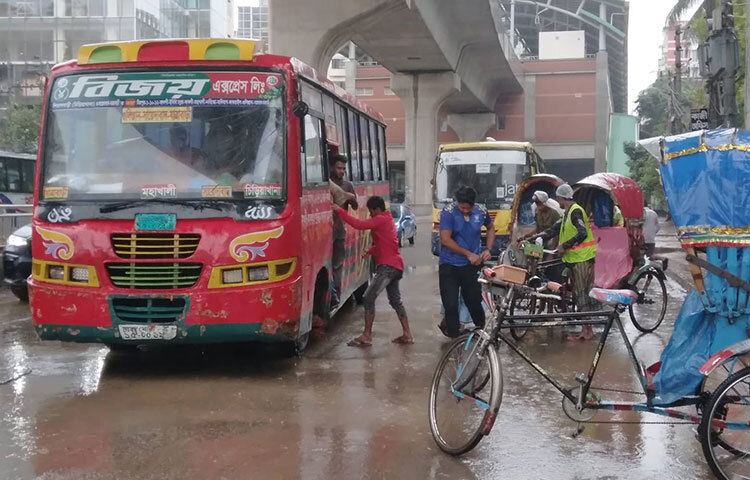 ঘূর্ণিঝড় সিত্রাংয়ের প্রভাবে গতরাত থেকে রাজধানীতে বৃষ্টি হচ্ছে। এতে বিপাকে পড়েছেন নগরবাসী। ছবি: মাহবুব আলম