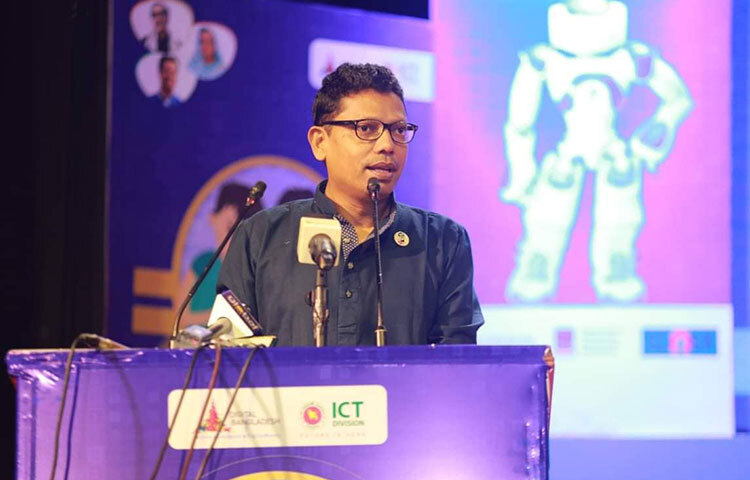 জ্ঞানভিত্তিক ভবিষ্যতে রোবট মূল কেন্দ্রবিন্দুতে পরিণত হবে বলে জানিয়েছেন তথ্য ও যোগাযোগ-প্রযুক্তি প্রতিমন্ত্রী জুনাইদ আহমেদ পলক। আজ তরুণদের অংশগ্রহণে পঞ্চম বাংলাদেশ রোবট অলিম্পিয়াডের উদ্বোধনী অনুষ্ঠানে তিনি এ কথা বলেন। ঢাকা বিশ্ববিদ্যালয়ের ছাত্র-শিক্ষক কেন্দ্র (টিএসসি) মিলনায়নে এ অনুষ্ঠান হয়। ছবি: বিপ্লব দিক্ষিৎ