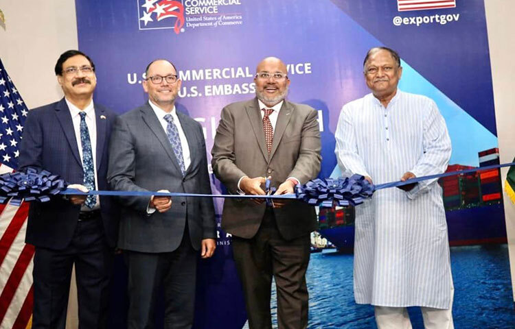 দুদেশের মধ্যে বাণিজ্য সম্পর্ক জোরদার করতে ঢাকায় মার্কিন যুক্তরাষ্ট্রের দূতাবাসে নতুন কমার্শিয়াল সার্ভিস অফিস চালুর ঘোষণা দিয়েছেন ইউএস অ্যাসিস্ট্যান্ট সেক্রেটারি অব কমার্স ফর গ্লোবাল মার্কেটস ও ইউএস অ্যান্ড ফরেন কমার্শিয়াল সার্ভিসের মহাপরিচালক অরুন ভেঙ্কটা রামন এবং যুক্তরাষ্ট্রের রাষ্ট্রদূত পিটার ডি হাস। আজ দুপুরে হোটেল সোনারগাঁওয়ে এক সংবাদ সম্মেলনে এ ঘোষণা দেন তারা। ছবি: বিপ্লব দিক্ষিৎ