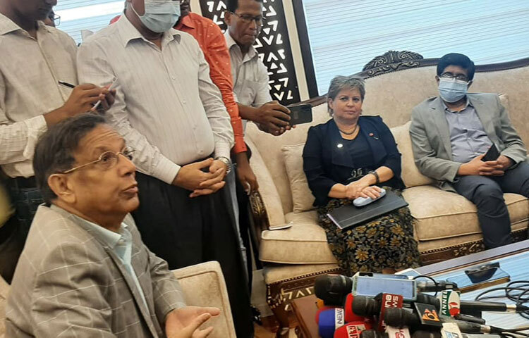 আসন্ন জাতীয় সংসদ নির্বাচনে পর্যবেক্ষক নিয়োগ দেওয়া হবে কি না তা জানতে চেয়েছেন বাংলাদেশে নিযুক্ত কানাডার হাইকমিশনার লিলি নিকোলস। আজ আইন, বিচার ও সংসদ বিষয়কমন্ত্রী আনিসুল হকের সঙ্গে সাক্ষাৎ করে তিনি এ বিষয়ে জানতে চান। ছবি: বিপ্লব দিক্ষিৎ