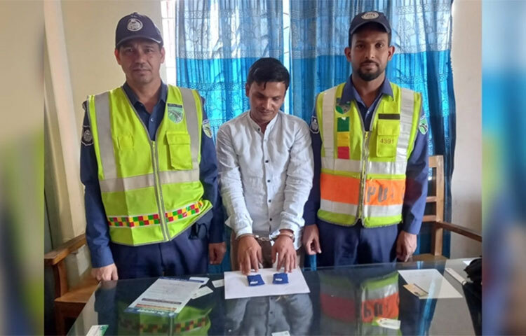 চট্টগ্রামের সীতাকুণ্ড এলাকা থেকে মো. নুরুল আমিন (৩৫) নামে এক ইয়াবা কারবারিকে গ্রেফতার করেছে হাইওয়ে পুলিশ। আজ সকাল পৌনে ৮টার দিকে সীতাকুÐ থানাধীন ঢাকা-চট্টগ্রাম মহাসড়কের টেলিয়াইল এলাকায় ঢাকাগামী হানিফ পরিবহনের একটি বাস থেকে তাকে গ্রেফতার করা হয়। ছবি: জাগো নিউজ