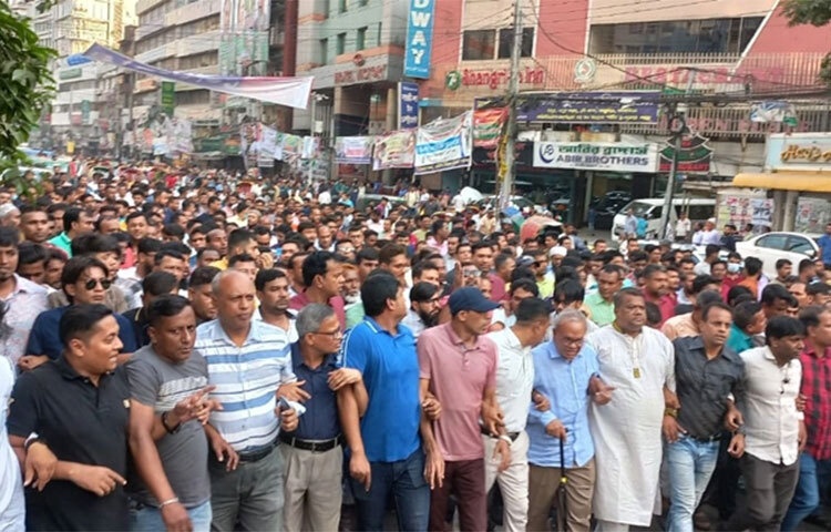 বরিশালে বিভাগীয় গণসমাবেশকে কেন্দ্র করে বিভিন্ন স্থানে নেতাকর্মীদের ওপর হামলা ও গ্রেফতারের অভিযোগে রাজধানীতে বিক্ষোভ মিছিল ও প্রতিবাদ সমাবেশ করেছেন বিএনপি ও অঙ্গসংগঠনের নেতাকর্মীরা। আজ বিকেলে নয়াপল্টনে বিএনপির কেন্দ্রীয় কার্যালয়ের সামনে থেকে একটি মিছিল শুরু হয়। মিছিলটি নাইটিঙ্গেল মোড় ঘুরে পুনরায় দলীয় কার্যালয়ের সামনে এসে সংক্ষিপ্ত সমাবেশের মধ্যদিয়ে শেষ হয়। ছবি: বিপ্লব দিক্ষিৎ