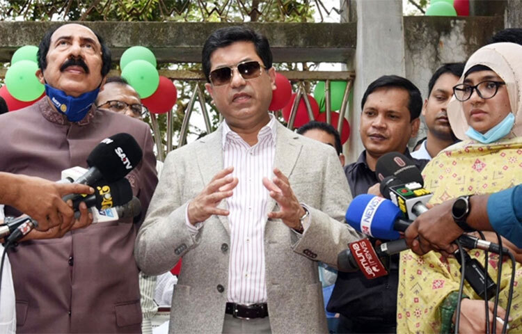 দেশে বিভিন্ন মাত্রায় বৃষ্টি হওয়ায় ডেঙ্গুর প্রাদুর্ভাব বেড়েছে বলে মনে করছেন ঢাকা দক্ষিণ সিটি করপোরেশনের (ডিএসসিসি) মেয়র শেখ ফজলে নূর তাপস। তিনি জানান, সাধারণত সেপ্টেম্বরের পর থেকে ডেঙ্গুর বিস্তার কমে আসে। কিন্তু এবার উল্টো রূপ নিয়েছে ডেঙ্গু। আজ রাজধানীর পোস্তগোলায় জাতীয় মহাশ্মশান উন্নয়ন কাজের উদ্বোধনী অনুষ্ঠানে এ কথা জানান মেয়র। ছবি: বিপ্লব দিক্ষিৎ