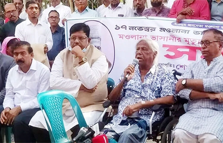 প্রধানমন্ত্রী শেখ হাসিনার উদ্দেশে গণস্বাস্থ্য কেন্দ্রের প্রতিষ্ঠাতা ডা. জাফরুল্লাহ চৌধুরী বলেছেন, আপনি ক্রমান্বয়ে ভুল পথে অগ্রসর হচ্ছেন। সেই ভুল পথ থেকে বেরিয়ে আসেন।’ আজ জাতীয় প্রেস ক্লাবের সামনে আয়োজিত এক সমাবেশে তিনি এসব কথা বলেন। ১৭ নভেম্বর জাতীয় মজলুম নেতা মওলানা ভাসানীর মৃত্যুবার্ষিকী উপলক্ষে সরকারি ছুটি ঘোষণার দাবিতে এ সমাবেশের আয়োজন করে ভাসানী অনুসারী পরিষদ। ছবি: বিপ্লব দিক্ষিৎ