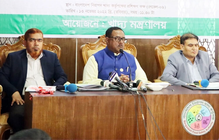 খাদ্যমন্ত্রী সাধন চন্দ্র মজুমদার বলেছেন, প্রধানমন্ত্রীর নির্দেশনায় খাদ্য পণ্য উৎপাদনের পদক্ষেপ নেওয়া হয়েছে। সামনে ইরি ও বোরো মৌসুমে পর্যাপ্ত সার মজুত ও সেচের ব্যবস্থা করা হয়েছে। খাদ্য উৎপাদন হচ্ছে, মজুত রয়েছে। আবার বেসরকারিভাবেও খাদ্যপণ্য আমদানি করা হচ্ছে। আমরা যদি হতাশ আর আতঙ্কিত হয়ে তিন/চারগুণ বেশি পণ্য কিনে মজুত না করি তাহলে দেশে দুর্ভিক্ষ হবে না। আজ কৃষি প্রক্রিয়াজাত পণ্য রপ্তানির জন্য ‘হেলথ সার্টিফিকেট’ প্রদান অনুষ্ঠানে খাদ্যমন্ত্রী কথা জানান তিনি। ছবি: মাহবুব আলম