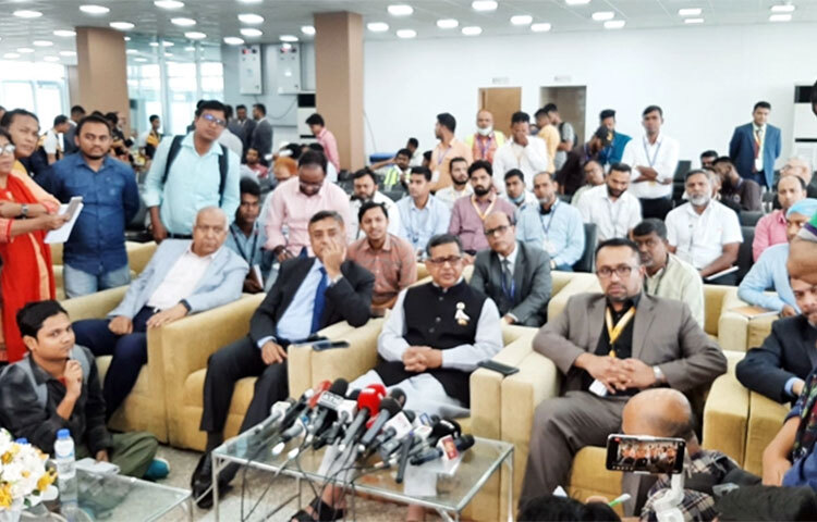 বিমানের কাছে সিভিল এভিয়েশনের যে বকেয়া পাওনা রয়েছে তা মওকুফের এখতিয়ার বিমান মন্ত্রণালয়ের নেই বলে মন্তব্য করেছেন বেসামরিক বিমান পরিবহন ও পর্যটন প্রতিমন্ত্রী মাহবুব আলী। আজ হযরত শাহজালাল আন্তর্জাতিক বিমানবন্দরের অভ্যন্তরীণ টার্মিনালে নতুন বেসরকারি এয়ারলাইনস এয়ার অ্যাস্ট্রার উদ্বোধনী অনুষ্ঠানে সাংবাদিকদের প্রশ্নের জবাবে তিনি এসব কথা বলেন। ছবি: বিপ্লব দিক্ষিৎ