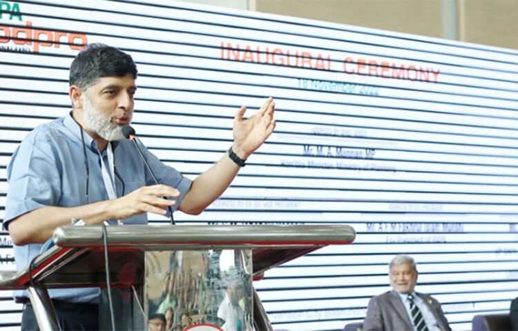 আগামী দিনে পৃথিবীর প্রত্যন্ত অঞ্চলেও বাংলাদেশে উৎপাদিত খাদ্যপণ্য ব্যাপকভাবে পৌঁছে যাবে বলে জানিয়েছেন দেশের শীর্ষস্থানীয় শিল্পপ্রতিষ্ঠান প্রাণ-আরএফএল গ্রুপের চেয়ারম্যান ও প্রধান নির্বাহী কর্মকর্তা (সিইও) আহসান খান চৌধুরী। আজ বাপা ফুডপ্রো এক্সপোর অষ্টম আসরের উদ্বোধন অনুষ্ঠানে বক্তৃতাকালে তিনি এসব কথা বলেন। ছবি: মাহবুব আলম