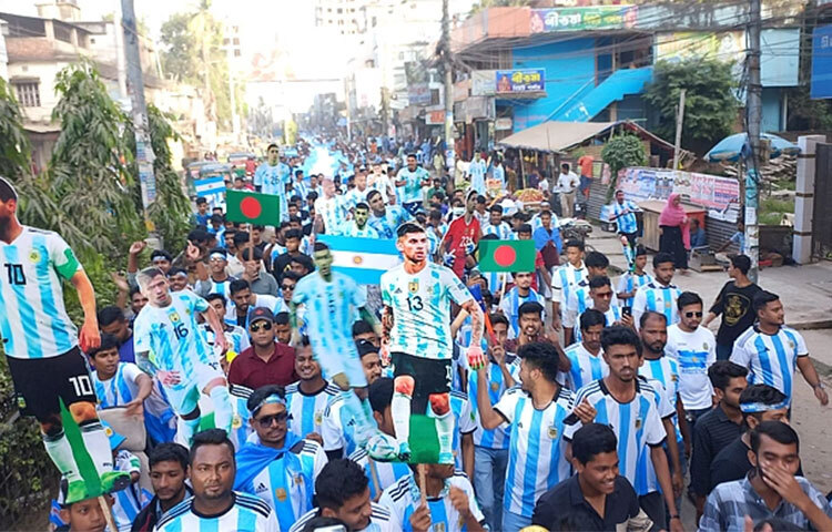 ফেনীতে দুই হাজার ২০০ ফুট লম্বা পতাকা নিয়ে বর্ণাঢ্য র‌্যালি করেছেন ‘আর্জেন্টিনার সমর্থক গোষ্ঠী’। আজ বিকেলে সরকারি পাইলট হাই স্কুল মাঠ থেকে শুরু হয়ে র‌্যালিটি শহরের বিভিন্ন সড়ক প্রদক্ষিণ করে ওয়াপদা মাঠে গিয়ে শেষ হয়। এতে কয়েক হাজার আর্জেন্টিনার সমর্থক উপস্থিত ছিলেন। ছবি: আবদুল্লাহ আল-মামুন