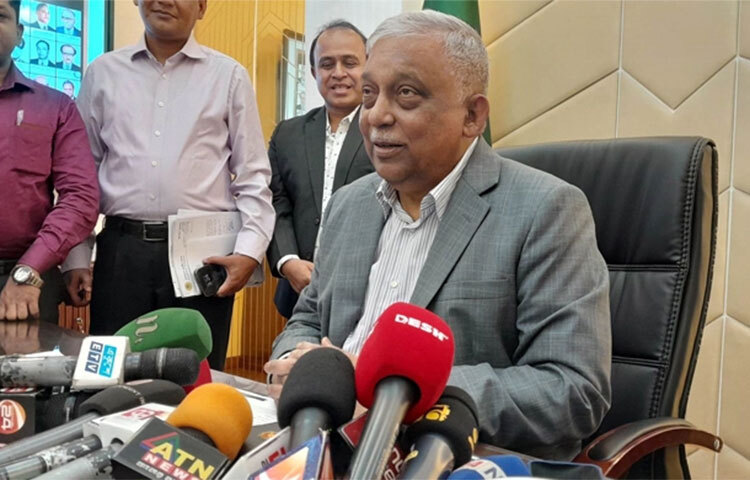 আগামী ১০ ডিসেম্বর ঢাকায় বিএনপির সমাবেশের স্থান ঢাকা মেট্রোপলিটন পুলিশ কমিশনার নির্ধারণ করে দেবেন বলে জানিয়েছেন স্বরাষ্ট্রমন্ত্রী আসাদুজ্জামান খান কামাল। আজ সচিবালয়ে নিজ দপ্তরে সাংবাদিকদের সঙ্গে আলাপকালে এক প্রশ্নের জবাবে মন্ত্রী এ কথা জানান। ছবি: বিপ্লব দিক্ষিৎ