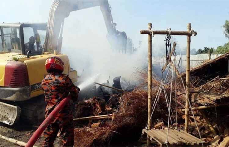 গাইবান্ধার পলাশবাড়ীতে কাঠ পুড়িয়ে কয়লা তৈরির একটি কারখানা গুঁড়িয়ে দিয়েছে পরিবেশ অধিদপ্তর ও স্থানীয় প্রশাসন। আজ দুপুর ১২টার দিকে উপজেলার বরিশাল ইউনিয়নের নুরিয়াপাড়া গ্রামে এ অভিযান পরিচালনা পরিবেশ অধিদপ্তর রংপুর বিভাগের উপ পরিচালক হাসন-ই-মোবারক ও পলাশবাড়ী উপজেলা নির্বাহী কর্মকর্তা (ইউএনও) কামরুজ্জামান নয়ন। ছবি: জাগো নিউজ