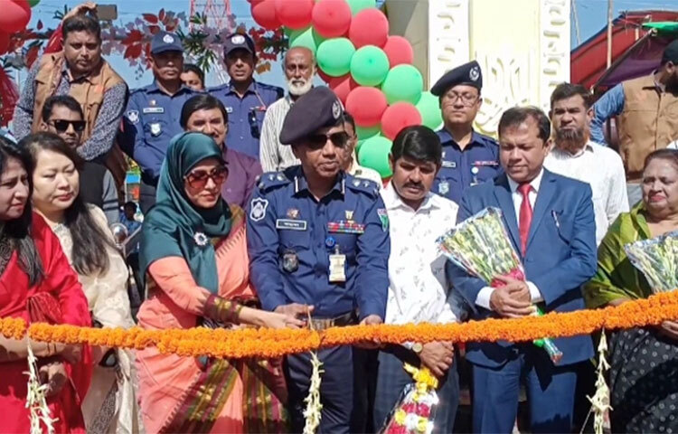 সুনামগঞ্জ পুলিশ নারী কল্যাণ সমিতি (পুনাকের) উদ্যোগে পুনাক শিল্প-পণ্য মেলার উদ্বোধন করা হয়েছে। আজ দুপুরে সুনামগঞ্জ শহরের ষোলঘর স্টেডিয়ামে মেলার উদ্বোধন করেন পুনাকের কেন্দ্রীয় কমিটির সহ কোষাধ্যক্ষ উম্মে কুলসুম রুপা আহম্মেদ। ছবি: লিপসন আহমেদ