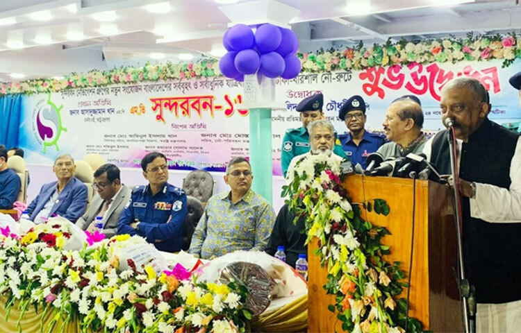 স্বরাষ্ট্রমন্ত্রী আসাদুজ্জামান খান কামাল বলেছেন, শুধু শেখ হাসিনাই পেরেছেন বাংলাদেশকে বদলে দিতে। জনগণ মনে করে, শেখ হাসিনার বিকল্প শেখ হাসিনাই। এ দেশের জনগণ আর কোনোদিন ভুল করবে না। তারা শেখ হাসিনাকেই ভোট দেবে। আজ সদরঘাটে সুন্দরবন নেভিগেশন গ্রুপের লঞ্চ এম ভি সুন্দরবন-১৬ উদ্বোধনকালে তিনি এসব কথা বলেন। ছবি: জাগো নিউজ