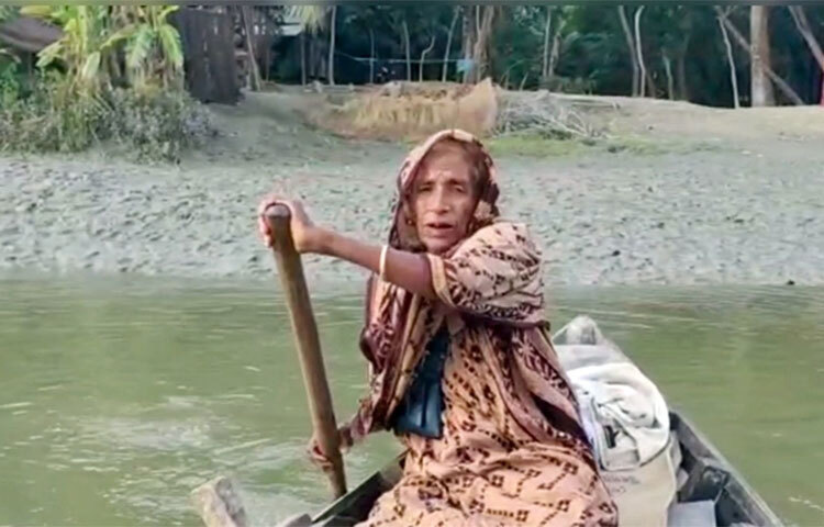 ১৮ বছর আগে স্বামীকে হারিয়ে তিন মেয়েকে নিয়ে অথৈই জলে ভাসছিলেন আকলিমা বেগম। স্বামীর অর্থ-সম্পদ না থাকায় তিন বেলা খাবার জোটানোই ছিল দুষ্কর। সে সময় মানুষের সাহায্য কিংবা ভিক্ষাবৃত্তি বেছে না নিয়ে শক্ত হাতে নৌকার বৈঠা নিয়ে নেমে পড়েন খেয়া পারাপারে। আর সেই থেকে দীর্ঘ ১৮ বছর ধরে নৌকায় যাত্রী পারাপার করে জীবন পরিচালনা করছেন ৬২ বছর বয়সী আকলিমা বেগম। ছবি: আব্দুস সালাম আরিফ