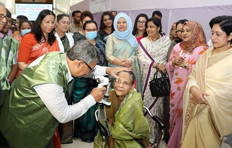 পুলিশ ও তাদের পরিবারের সদস্যদের বিনামূল্যে চক্ষু চিকিৎসাসেবা দেওয়ার জন্য যৌথভাবে মেডিকেল ক্যাম্পের আনয়োজন করেছে পুলিশ নারী কল্যাণ সমিতি (পুনাক) এবং স্বেচ্ছাসেবী প্রতিষ্ঠান দৃষ্টি উন্নয়ন সংস্থা (ডাস)। আজ দিনব্যাপী রাজধানীর রাজারবাগে বাংলাদেশ পুলিশ অডিটোরিয়ামে অনুষ্ঠিত এ ফ্রি মেডিকেল ক্যাম্পে পুলিশ সদস্য ও তাদের পরিবারের সদস্যদের বিনামূল্যে চক্ষু চিকিৎসা ও লেন্সসহ ছানি অপারেশন সংক্রান্ত সেবা দেওয়া হয়। ছবি: বিপ্লব দিক্ষিৎ