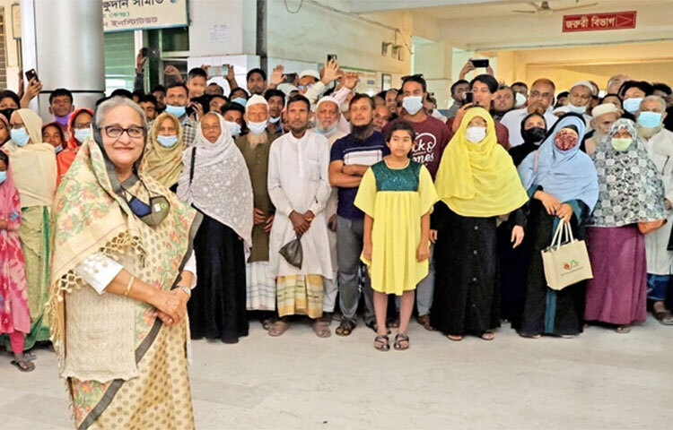 এরপর হাসপাতাল ত্যাগ করার সময় বহিঃবিভাগের নার্স, রোগী ও হাসপাতলে চিকিৎসা নিতে আসা রোগী ও তাদের স্বজনদের সঙ্গে কুশল বিনিময় করেন প্রধানমন্ত্রী। এছাড়া তাদের চিকিৎসাবিষয়ক খোঁজ-খবর নেন ও ছবি তোলেন প্রধানমন্ত্রী। ছবি: পিআইডি