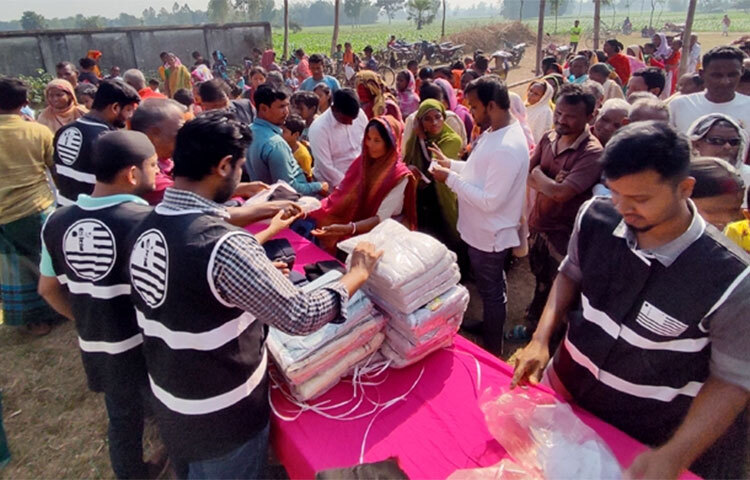 প্রতিবছরের ন্যায় এবছরও দেশের বিভিন্ন স্থানে শীতবস্ত্র বিতরণ করছে আহমদীয়া মুসলিম জামাতের যুব সংঠন মজলিস খোদ্দামুল আহমদীয়া বাংলাদেশ।  দিনাজপুরের কাহারোল উপজেলার সাঁওতাল পল্লী ও ডহান্ডা গ্রামে পাঁচ শতাধিক শীতার্তের মধ্যে এ শীতবস্ত্র বিতরণ করা হয়। ছবি: জাগো নিউজ