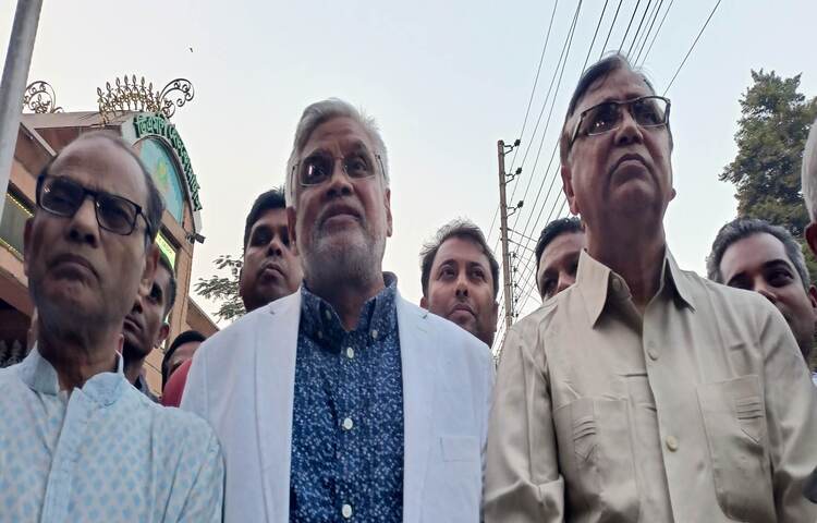 ঢাকা মহানগর উত্তরের আহ্বায়ক আমান উল্লাহ আমান বলেছেন, আমরা দেশের বিভাগীয় শহরে নয়টি সমাবেশ করেছি। কোথাও কোনো ঝামেলা হয়নি। ঢাকাতেও হবে না। আজ বিকেল পৌনে ৫ টায় মিন্টো রোডের ডিএমপি কমিশনারের কার্যালয় থেকে বেরিয়ে এ কথা বলেন আমান উল্লাহ আমান। ছবি: মাহবুব আলম