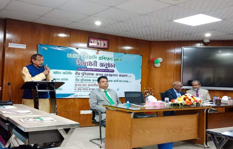 সমাজকল্যাণমন্ত্রী নুরুজ্জামান আহমেদ বলেছেন, জাতিকে শোষিত থেকে শাসক বানিয়েছেন জাতির পিতা বঙ্গবন্ধু শেখ মুজিবুর রহমান। জাতিকে বিশ্বের দরবারে প্রতিষ্ঠিত করে গেছেন তিনি। আজ রাজধানীর আগারগাঁওয়ে সমাজসেবা একাডেমির ৪৯তম বুনিয়াদি কোর্স উদ্বোধন অনুষ্ঠানে প্রধান অতিথির বক্তব্য তিনি এ কথা বলেন। ছবি: বিপ্লব দিক্ষিৎ