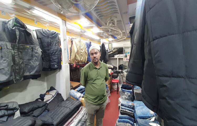 শীত পোশাকের দোকানগুলোতে ক্রেতা কম, তাই ব্যবসায়ীরা হতাশ। রাজধানীর বিভিন্ন দোকান ঘুরে এমনটাই দেখা গেছে। ছবি: মাহবুব আলম