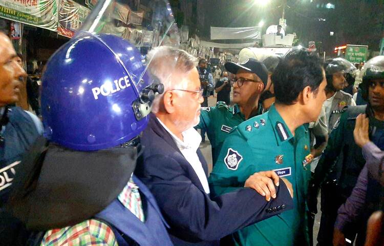 বিএনপির সিনিয়র যুগ্ম মহাসচিব রুহুল কবির রিজভী আহমেদ, যুগ্ম মহাসচিব খারুল কবির খোকন, ঢাকা মহানগর উত্তরের আহ্বায়ক আমান উল্লাহ আমান ও বিএনপি নেতা আব্দুস সালামসহ প্রায় ৩৫ জন নেতাকর্মীকে আটক করেছে পুলিশ। বুধবার (৭ ডিসেম্বর) বিকেল সাড়ে ৫টায় রাজধানীর নয়াপল্টনে বিএনপির কেন্দ্রীয় কার্যালয়ের ভেতর থেকে তাদের আটক করা হয়। ছবি: মাহবুব আলম