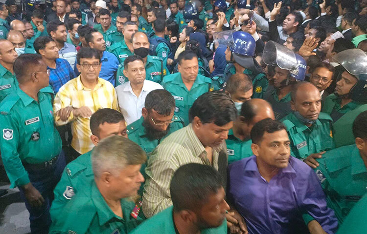 নয়াপল্টনে বিএনপির কেন্দ্রীয় কার্যালয়সহ আশপাশের এলাকা থেকে গ্রেফতার নেতাকর্মীদের মধ্য থেকে ১৫ জনকে আদালতে তোলা হয়েছে। আজ সন্ধ্যা সাড়ে ৫টায় তাদের চিফ মেট্রোপলিটন ম্যাজিস্ট্রেট আদালতে তোলা হয়। ছবি: জাগো নিউজ