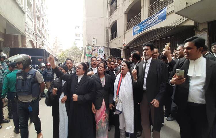 বিএনপি মহাসচিব মির্জা ফখরুল ইসলাম আলমগীর ও দলের স্থায়ী কমিটির সদস্য মির্জা আব্বাসকে আদালতে আনার খবরে চিফ মেট্রোপলিটন ম্যাজিস্ট্রেট আদালতের সামনে মিছিল করেছেন বিএনপিপন্থি আইনজীবীরা। আজ দুপুর ৩টায় তারা এ মিছিল করেন। এসময় ‘খালেদা জিয়ার মুক্তি চাই’, ‘পার্টি অফিসে গুলি কেন, প্রশাসন জবাব চাই’সহ বিভিন্ন স্লোগান দিয়ে আদালত প্রাঙ্গণ প্রদক্ষিণ করেন তারা। ছবি: মাহবুব আলম