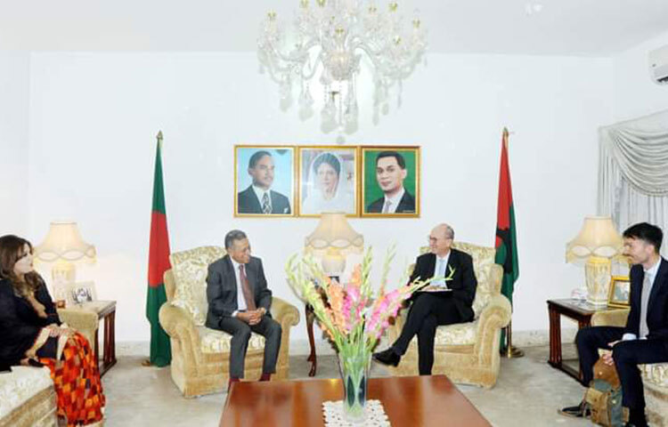 প্রতিটি বিষয় নিজের দেশকে জানানোই রাষ্ট্রদূতের দায়িত্ব বলে মন্তব্য করেছেন বিএনপির স্থায়ী কমিটির সদস্য আমীর খসরু মাহমুদ চৌধুরী। আজ বিকেলে গুলশানে বিএনপি চেয়ারপারসনের রাজনৈতিক কার্যালয়ে জার্মান রাষ্ট্রদূত আখিম ট্রোসটারের সঙ্গে বৈঠক শেষে সাংবাদিকদের প্রশ্নের জবাবে এ মন্তব্য করেন তিনি। এর আগে বিকেল ৩টায় বৈঠক শুরু হয়। ছবি: মাহবুব আলম