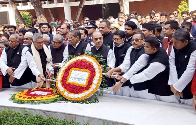 গোপালগঞ্জের টুঙ্গিপাড়ায় স্বাধীন বাংলাদেশের মহান স্থপতি জাতির পিতা বঙ্গবন্ধু শেখ মুজিবুর রহমানের সমাধিতে কেন্দ্রীয় আওয়ামী লীগের পক্ষ থেকে মহান বিজয় দিবসের শ্রদ্ধা নিবেদন করা হয়। শুক্রবার বেলা ১১টায় আওয়ামী লীগের প্রেসিডিয়াম সদস্য লেফটেন্যান্ট কর্নেল (অব.) মুহাম্মদ ফারুক খান এমপির নেতৃত্বে আওয়ামী লীগ নেতারা বঙ্গবন্ধুর সমাধিতে পুষ্পস্তবক অর্পণ করে শ্রদ্ধা জানান। ছবি: জাগো নিউজ