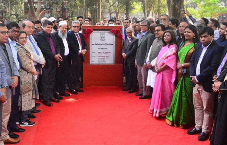 ঢাকা বিশ্ববিদ্যালয়ের শতবর্ষ পূর্তিকে স্মরণীয় করে রাখতে বিশ্ববিদ্যালয়ের মলচত্বরে ‘ঢাকা বিশ্ববিদ্যালয় শতবার্ষিক স্মৃতিস্তম্ভ অসীমতার স্তম্ভে বিশালতা, অন্তর্ভুক্ততা ও উদারতা’র নির্মাণকাজ উদ্বোধন করা হয়েছে। আজ বিশ্ববিদ্যালয়ের উপাচার্য অধ্যাপক ড. মো. আখতারুজ্জামান প্রধান অতিথি হিসেবে এই স্মৃতিস্তম্ভের ভিত্তিপ্রস্তর স্থাপন করেন। ছবি: মাহবুব আলম