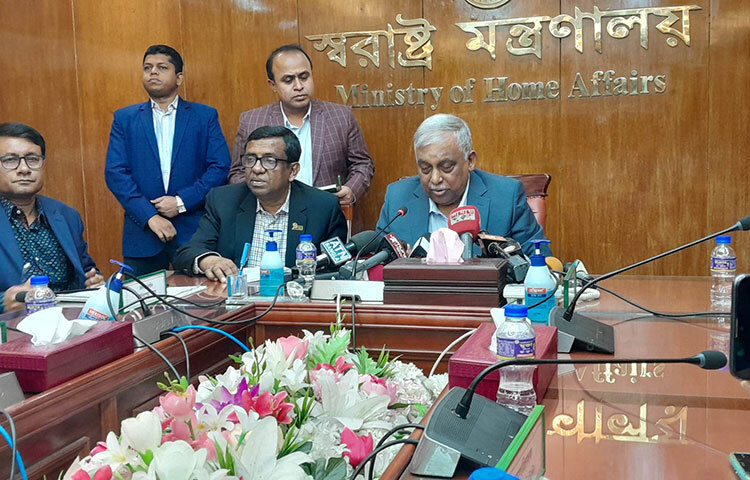 বিএনপির শাসনামলে নিখোঁজ বা গুম হওয়া ব্যক্তিদের তালিকা হচ্ছে বলে জানিয়েছেন স্বরাষ্ট্রমন্ত্রী আসাদুজ্জামান খান। আজ সচিবালয়ে আসন্ন বড়দিন উদযাপন এবং থার্টি ফার্স্ট নাইটে আইন-শৃঙ্খলা ও আনুসঙ্গিক বিষয় সংক্রান্ত সভা শেষে এ কথা বলেন মন্ত্রী। ছবি: জাগো নিউজ