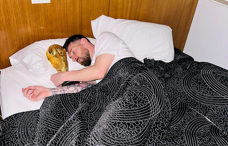 অধরা বিশ্বকাপটা তো অবশেষে ধরা দিয়েছে! এখন এই বিশ্বকাপ নিয়ে নাচা হবে, খাওয়া হবে। হবে ঘুমও। এই বিশ্বকাপ ট্রফিটা এখন হয়ে উঠবে নিত্যদিনের সঙ্গী। আপাতত লিওনেল মেসিকে দেখে সেটাই মনে হচ্ছে। আর্জেন্টিনার ফুটবল মহাতারকা লিওনেল মেসিকে বিশ্বকাপের ট্রফি নিয়ে ঘুমানোর ছবিটা আজ ভাইরাল হয়েছে। ছবি: সংগৃহীত