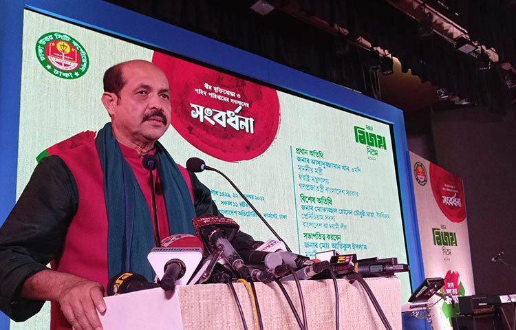 ঢাকা উত্তর সিটি করপোরেশনের (ডিএনসিসি) যেসব রাস্তাঘাটের কাজ চলমান রয়েছে সেগুলো মুক্তিযোদ্ধাদের নামে নামকরণ করা হবে বলে জানিয়েছেন ডিএনসিসি মেয়র আতিকুল ইসলাম। আজ রাজধানীর খামারবাড়ীতে কৃষিবিদ ইনস্টিটিউট মিলনায়তনে বীর মুক্তিযোদ্ধাদের সংবর্ধনা অনুষ্ঠানে এসব কথা বলেন মেয়র। অনুষ্ঠানে প্রধান অতিথি হিসেবে উপস্থিত ছিলেন স্বরাষ্ট্রমন্ত্রী আসাদুজ্জামান খান কামাল। ছবি: বিপ্লব দিক্ষিৎ