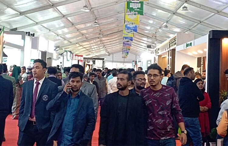 রাজধানীর বঙ্গবন্ধু আন্তর্জাতিক সম্মেলন কেন্দ্রে (বিআইসিসি) চলছে রিহ্যাব ফেয়ার-২০২২। মেলার তৃতীয় দিন আজ সাপ্তাহিক ছুটি থাকায় জমজমাট হয়ে উঠেছে মেলা প্রাঙ্গণ। মেলায় অংশগ্রহণকারী প্রতিষ্ঠানগুলো তাদের ফ্ল্যাট ও প্লটের বিভিন্ন দিক তুলে ধরছে ক্রেতাদের কাছে। ছবি: মাহববু আলম