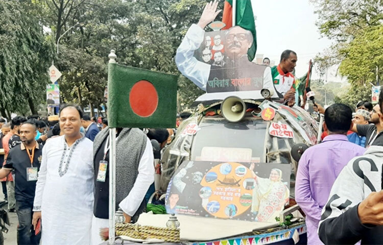 রাজধানীর সোহরাওয়ার্দী উদ্যানে আওয়ামী লীগের ২২তম জাতীয় সম্মেলনে নিয়ে আসেন সিদ্দিক মিয়া তৈরি করা নৌকা। যা তিনি নেত্রকোনা থেকে পায়ে চালিত ভ্যানে বিশেষ কায়দায় ঢাকা নিয়ে আসেন। অন্যদিকে ইঞ্জিনচালিত অটোতে নৌকা বানিয়ে নিয়ে আসেন খুলনার মিনারুল ইসলাম। ছবি: জাগো নিউজ
