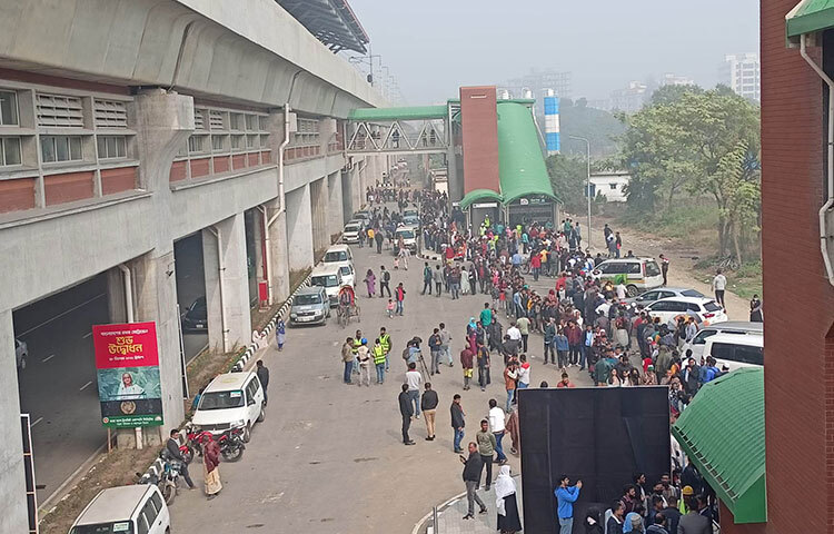 মেট্রোরেল উত্তরা উত্তর স্টেশনে বেলা সাড়ে ১১টায় তালা লাগিয়ে দিয়েছে কর্তৃপক্ষ। অথচ টিকিটের জন্য এখনো লাইনে দাঁড়িয়ে আছেন হাজারো যাত্রী এবং দর্শনার্থী। টিকিট না পেয়ে ক্ষোভ প্রকাশ করেছেন তারা। ছবি: বিপ্লব দিক্ষিৎ