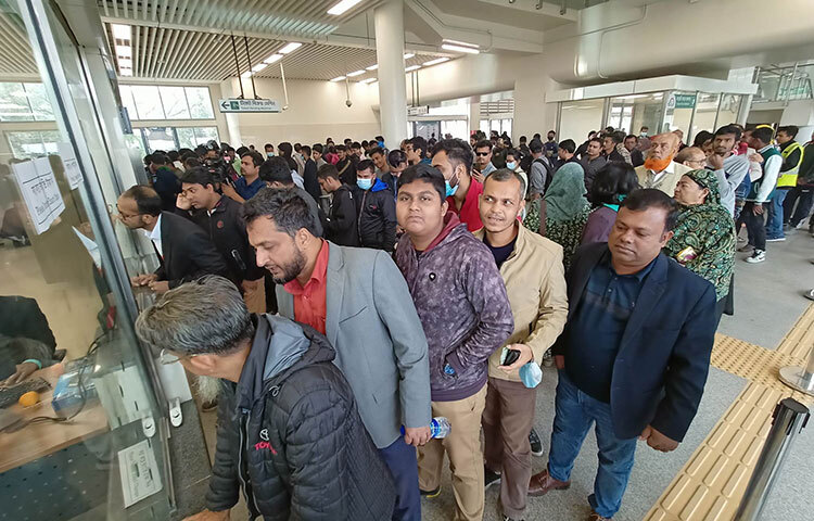 সাধারণ যাত্রীদের জন্য মেট্রোরেল উন্মুক্ত হওয়ার পর গত দুই দিনে মেট্রোস্টেশনে ছিল উপচে পড়া ভিড়। এমনকি কয়েক ঘণ্টা লাইনে দাঁড়িয়েও অনেকেই ট্রেনে উঠতে পারেননি। তবে গত দুই দিনের মতো আজ শনিবার মেট্রোরেলের উত্তরা উত্তর (দিয়াবাড়ী) ও আগারগাঁও স্টেশনে যাত্রীদের ভিড় নেই। এর অন্যতম কারণ আজ এখন পর্যন্ত টিকিট বিক্রয় মেশিন (ভেন্ডিং মেশিন) বিকল হয়নি। ছবি: মাহবুব আলম